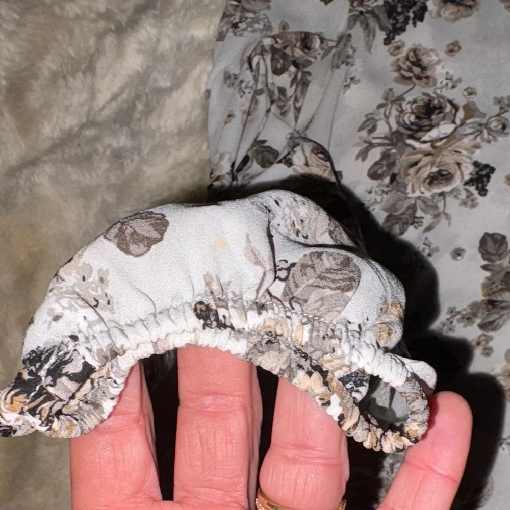 Cream moody Floral Women's top/Size M great for #layer w/ sweaters/ #blazers, - Picture 6 of 6